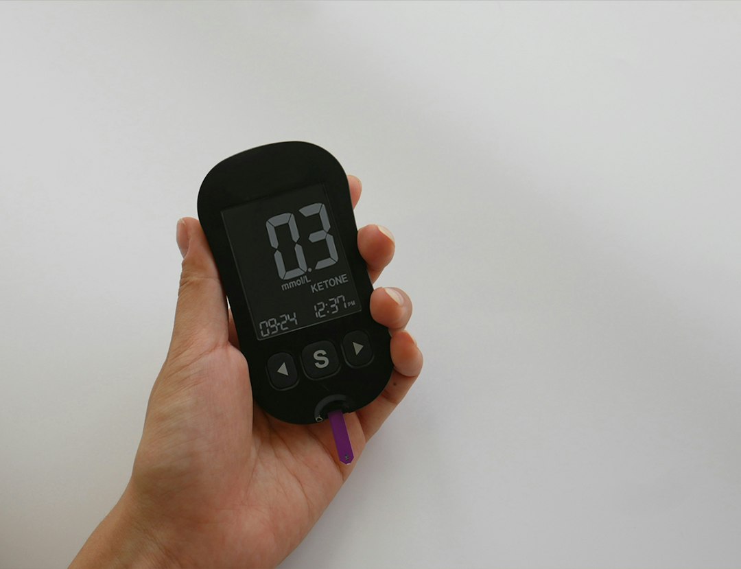 Cover illustration for Type 2 diabetes management showing daily routines, a planner, a glucose meter, a balanced plate, and walking shoes